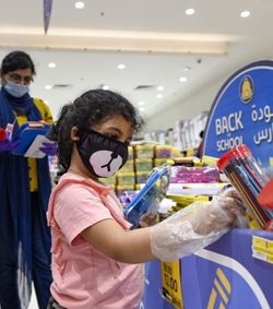 UAE-image-of-family-shopping-little-girl.jpg